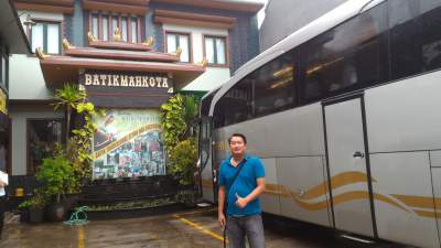 jasabuspariwisata-bus-weha-one-premium-class-white-horse-perjalanan-ke-cirebon-batik-mahkota
