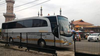 jasabuspariwisata-bus-weha-one-premium-class-white-horse-perjalanan-ke-cirebon-masjid-agung