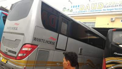 jasabuspariwisata-bus-weha-one-premium-class-white-horse-perjalanan-ke-cirebon-toko-daud