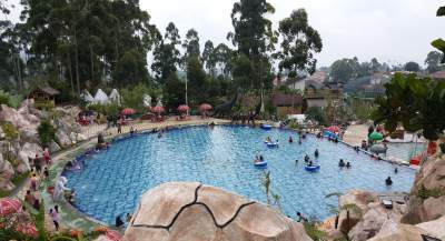 jasabuspariwisata-melepas-kepenatan-di-ciwidey-valley-hot-spring-waterpark-resort-kolam-renang